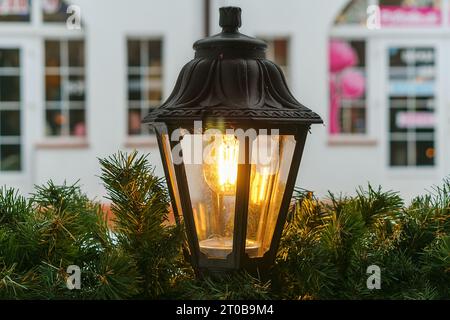 Dekoration der Stadt für das neue Jahr Dekorative Laterne mit gelber Birne. Weihnachtsbaumspielzeug und dekorative Laterne auf der Straße. Stockfoto