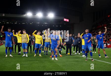 Liverpool, Großbritannien. Oktober 2023. Die Spieler der Union, die nach einem Spiel zwischen der belgischen Fußballmannschaft Royale Union Saint Gilloise und dem englischen Liverpool FC am Mittwoch, den 4. Oktober 2023 in Liverpool, Vereinigtes Königreich, am zweiten Tag der Gruppenphase der UEFA Europa League in der Gruppe E. BELGA FOTO VIRGINIE LEFOUR Credit: Belga News Agency/Alamy Live News Stockfoto