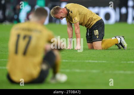 Birmingham, Großbritannien. Oktober 2023. Tomislav Kis #10 von HSK Zrinjski Mostar sieht niedergeschlagen aus, nachdem er 1-0 beim Spiel der UEFA Europa Conference League Aston Villa gegen HŠK Zrinjski Mostar in Villa Park, Birmingham, Großbritannien, am 5. Oktober 2023 (Foto: Gareth Evans/News Images) in Birmingham, Großbritannien, am 5. Oktober 2023. (Foto: Gareth Evans/News Images/SIPA USA) Credit: SIPA USA/Alamy Live News Stockfoto