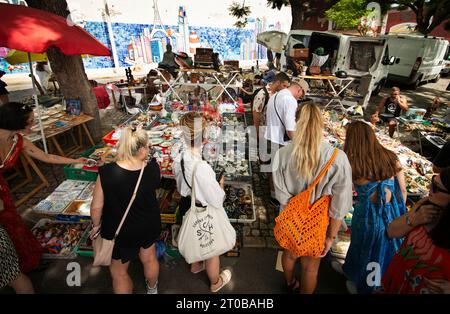 Feira da Ladra (Diebe-Markt) Lissabon, Portugal. Am Dienstagmorgen am Eingang zum Open-Air-Diebe-Markt am Campo de Santa Clara im Stadtteil Alfama der Hauptstadt. Der zweitägige Wochenmarkt (Dienstag und Samstag) stammt aus dem 13. Jahrhundert und befindet sich seit 1903 in Lissabon. Stockfoto