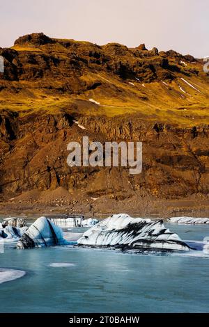 Der Frost bedeckte den Vatnajokull-Eisberg in Island mit unglaublich großen Gletschern, die weiß und blau lackiert waren. Arktische Hügel, die mit Schnee bedeckt sind, und gefrorenes, eiskaltes Wasser bilden ein isländisches Bild. Stockfoto