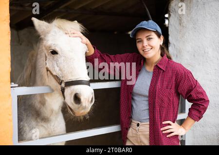 Frau putzt, geht spazieren Stockfoto