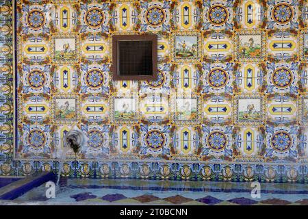 Mosaikwand mit Wasserbrunnen Stockfoto