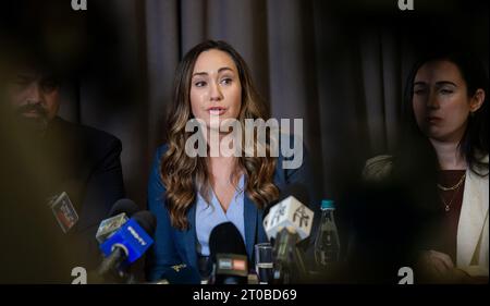 Bukarest, Rumänien. Oktober 2023: Jill Roth, Rechtsanwältin bei Laffey Bucci & Kent Law Firm, Philadelphia (USA), spricht während der Pressekonferenz der Rechtsvertreter in Großbritannien und den USA der mutmaßlichen Opfer von Andrew Tate, um ihre gemeinsame Haltung gegen Belästigung und Einschüchterung durch Tate und seine Anhänger gegenüber ihren Klienten zu verkünden. Quelle: Lucian Alecu/Alamy Live News Stockfoto