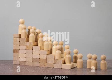 Steinstufen führen isoliert auf weißem Hintergrund nach oben. Stockfoto