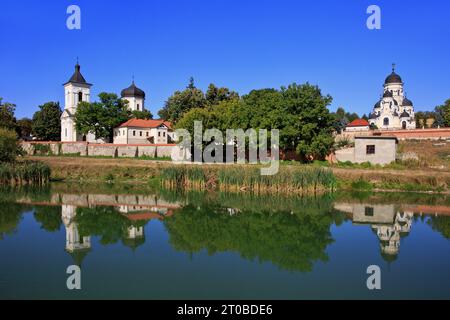 Panoramablick auf das östlich-orthodoxe Kloster Capriana (1429) in Capriana, Moldau Stockfoto