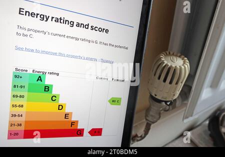 IPad Tablet mit UK EPC, Energieeinstufung und -Bewertung, in der Nähe von Heizkörper, in Wohneigentum, Doppelhaushälfte, Cheshire, England, UK Stockfoto