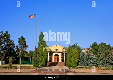 Die Nationalflagge von Moldau, die stolz über dem Eternity Memorial Complex (1944) in Chisinau, Moldau, fliegt Stockfoto