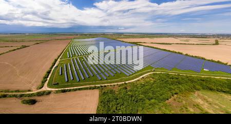 Luftaufnahme eines großen nachhaltigen Elektrokraftwerks mit vielen Reihen von Photovoltaik-Solarzellen zur Erzeugung sauberer ökologischer elektrischer Energie Stockfoto