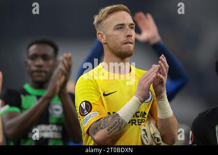 Marseille, Frankreich. Oktober 2023. Jason Steele aus Brighton applaudiert den Fans mit seinen Teamkollegen nach dem letzten Pfiff während des Spiels der UEFA Europa League im Stade de Marseille, Marseille. Der Bildnachweis sollte lauten: Jonathan Moscrop/Sportimage Credit: Sportimage Ltd/Alamy Live News Stockfoto