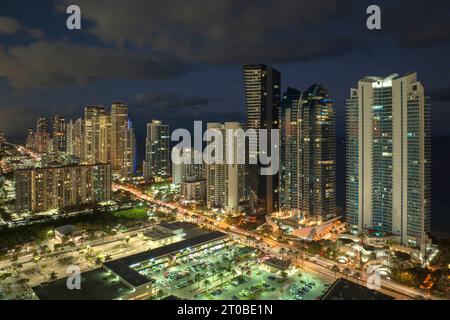 Blick auf das Stadtzentrum von Sunny Isles Beach City in Florida, USA. Hell erleuchtete Hochhäuser in der modernen amerikanischen Innenstadt Stockfoto