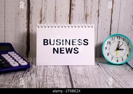 BUSINESS NEWS-Text in einem Whitepaper. Die Beschriftung auf dem Notizbuch. Stockfoto