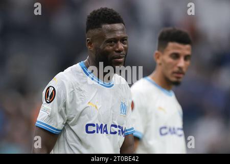 Marseille, Frankreich. Oktober 2023. Azzedine Ounahi von Olympique de Marseille sieht zu, wie Teamkollege Chor Mbemba Mangle nach dem letzten Pfiff des UEFA Europa League-Spiels im Stade de Marseille, Marseille, reagiert. Der Bildnachweis sollte lauten: Jonathan Moscrop/Sportimage Credit: Sportimage Ltd/Alamy Live News Stockfoto