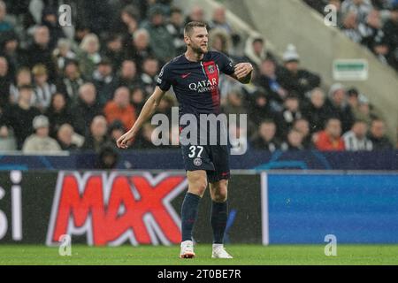 Newcastle, Großbritannien. Oktober 2023. Paris Saint-Germain Verteidiger Milan Škriniar (37) während des Spiels Newcastle United FC gegen Paris Saint-Germain FC, UEFA Champions League Runde 1 im St.James' Park, Newcastle, Vereinigtes Königreich am 4. Oktober 2023 Credit: Every Second Media/Alamy Live News Stockfoto