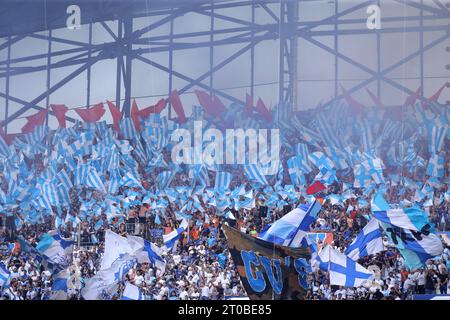 Marseille, Frankreich. Oktober 2023. Die Fans von Olympique de Marseille stehen hinter ihrem Team, bevor sie im Stade de Marseille in Marseille das Spiel der UEFA Europa League starten. Der Bildnachweis sollte lauten: Jonathan Moscrop/Sportimage Credit: Sportimage Ltd/Alamy Live News Stockfoto