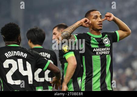 Marseille, Frankreich. Oktober 2023. Joao Pedro aus Brighton feiert mit seinen Teamkollegen, nachdem er einen späten Elfmeter erzielt hat, um das Spiel während des Spiels der UEFA Europa League im Stade de Marseille, Marseille, auf 2-2 Level zu bringen. Der Bildnachweis sollte lauten: Jonathan Moscrop/Sportimage Credit: Sportimage Ltd/Alamy Live News Stockfoto