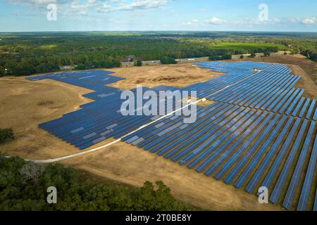Luftaufnahme eines großen nachhaltigen Elektrokraftwerks mit Reihen von Photovoltaik-Solarmodulen zur Erzeugung sauberer elektrischer Energie. Konzept von Stockfoto