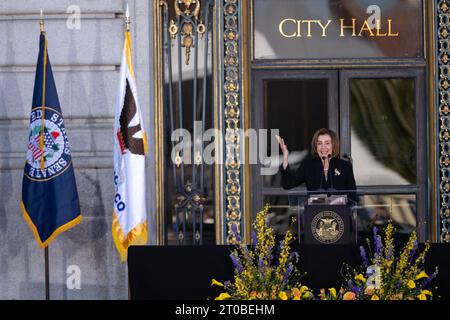 San Francisco, CA, USA. Oktober 2023. Die Sprecherin des US-Hauses Emerita NANCY PELOSI erinnert sich an ihre Freundin Senatorin Dianne Feinstein während der Gedenkfeier am Donnerstag im Rathaus. Feinstein von Kalifornien, eine zentristische Demokrat und Verfechter liberaler Angelegenheiten, die 1992 in den Senat gewählt wurde und Geschlechterbarrieren während ihrer langen Karriere in der lokalen und nationalen Politik durchbrach, starb letzte Woche mit 90 Jahren. (Kreditbild: © Paul Kitagaki Jr./ZUMA Press Wire) NUR REDAKTIONELLE VERWENDUNG! Nicht für kommerzielle ZWECKE! Stockfoto