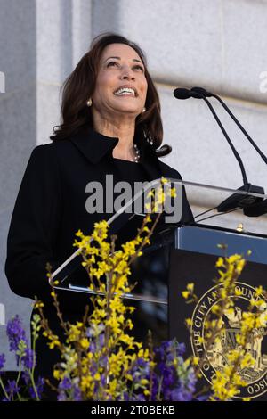 San Francisco, USA. Oktober 2023. Vizepräsidentin Kamala Harris hält am Donnerstag, den 5. Oktober 2023, bei der Gedenkfeier für Senatorin Dianne Feinstein im Rathaus in San Francisco, Kalifornien. Feinstein starb mit 90 Jahren. (Foto: Benjamin Fanboy/SIPA USA) Credit: SIPA USA/Alamy Live News Stockfoto