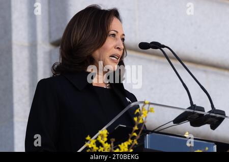 San Francisco, USA. Oktober 2023. Vizepräsidentin Kamala Harris hält am Donnerstag, den 5. Oktober 2023, bei der Gedenkfeier für Senatorin Dianne Feinstein im Rathaus in San Francisco, Kalifornien. Feinstein starb mit 90 Jahren. (Foto: Benjamin Fanboy/SIPA USA) Credit: SIPA USA/Alamy Live News Stockfoto