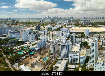 Blick aus der Vogelperspektive auf die South Beach-Architektur. Miami Beach City mit Luxushotels und Ferienwohnungen. Touristische Infrastruktur im Süden Floridas, USA Stockfoto