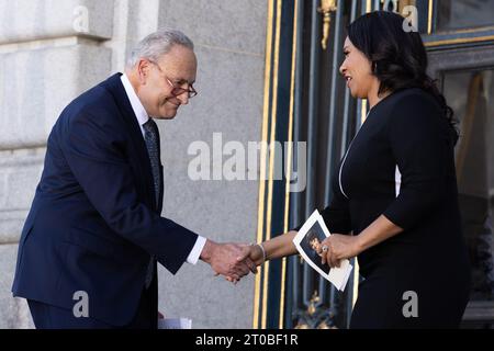 San Francisco, USA. Oktober 2023. US-Senator Chuck Schumer, links, schüttelt die Hände von San Francisco Mayor London Breed bei der Gedenkfeier für Senatorin Dianne Feinstein im Rathaus in San Francisco, Kalifornien am Donnerstag, den 5. Oktober 2023. Feinstein starb mit 90 Jahren. (Foto: Benjamin Fanboy/SIPA USA) Credit: SIPA USA/Alamy Live News Stockfoto