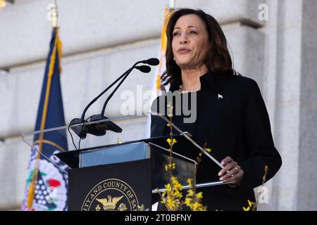 San Francisco, USA. Oktober 2023. Vizepräsidentin Kamala Harris hält am Donnerstag, den 5. Oktober 2023, bei der Gedenkfeier für Senatorin Dianne Feinstein im Rathaus in San Francisco, Kalifornien. Feinstein starb mit 90 Jahren. (Foto: Benjamin Fanboy/SIPA USA) Credit: SIPA USA/Alamy Live News Stockfoto