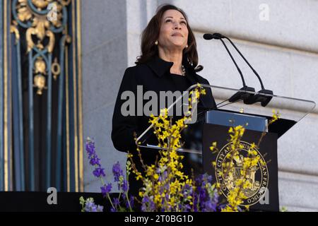 San Francisco, Usa. Oktober 2023. Vizepräsidentin Kamala Harris hält am Donnerstag, den 5. Oktober 2023, bei der Gedenkfeier für Senatorin Dianne Feinstein im Rathaus in San Francisco, Kalifornien. Feinstein starb mit 90 Jahren. (Foto: Benjamin Fanboy/Pool/ABACAPRESS.COM) Credit: Abaca Press/Alamy Live News Stockfoto