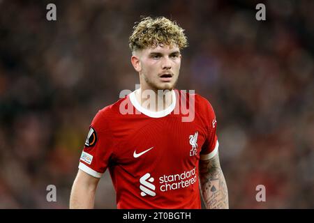 Liverpool, Großbritannien. Oktober 2023. Harvey Elliott aus Liverpool sieht zu. Gruppenspiel der UEFA Europa League, Liverpool gegen Union Saint-Gilloise am Donnerstag, den 5. Oktober 2023 in Liverpool in Anfield. Dieses Bild darf nur für redaktionelle Zwecke verwendet werden. Nur redaktionelle Verwendung. bild von Chris Stading/Andrew Orchard Sportfotografie/Alamy Live News Credit: Andrew Orchard Sportfotografie/Alamy Live News Stockfoto