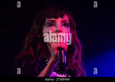 Glasgow, Schottland. Oktober 2023. Lauren Mayberry auf der Bühne während der ersten Show ihrer ersten Solo-Tour. Ihr Debütalbum Are You Awake? Wird diesen Monat veröffentlicht. Stockfoto