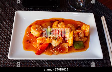 Würzige Garnelen mit Gemüseeintopf Stockfoto