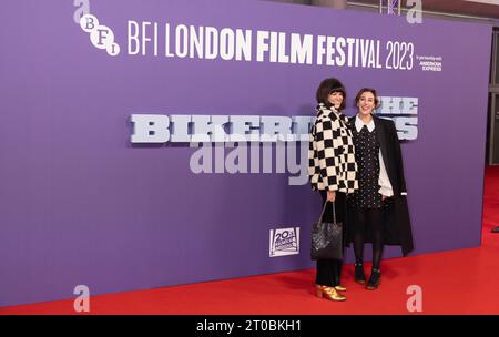 London, Großbritannien. Oktober 2023. Dawn O'Porter und Gast nehmen an DER BIKERIDERS - 67th BFI London Film Festival Red Carpet Arrivals im Southbank Centre, Royal Festival Hall in London Teil. Quelle: S.A.M./Alamy Live News Stockfoto