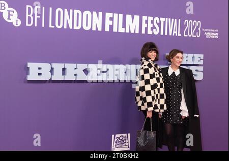 London, Großbritannien. Oktober 2023. Dawn O'Porter und Gast nehmen an DER BIKERIDERS - 67th BFI London Film Festival Red Carpet Arrivals im Southbank Centre, Royal Festival Hall in London Teil. Quelle: S.A.M./Alamy Live News Stockfoto