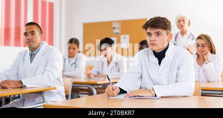 Medizinstudenten, die an der Universität eine Vorlesung besuchen Stockfoto
