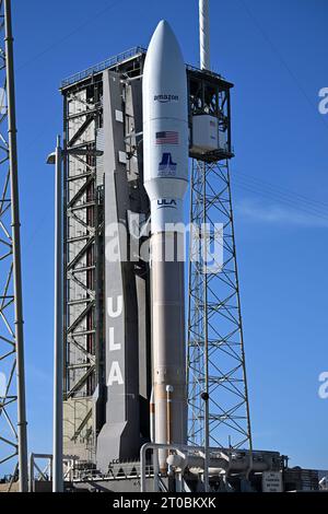 Die Atlas V-Rakete der United Launch Alliance mit den zwei Amazon Project Kuiper-Satelliten steht am Donnerstag, den 5. Oktober 2023, auf dem Komplex 41 auf der Cape Canaveral Space Force Station. Projekt Kuiper wird Breitbandkommunikation für das Amazon-Netzwerk bereitstellen. Foto: Joe Marino/UPI Credit: UPI/Alamy Live News Stockfoto