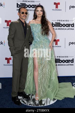 Coral Gables, Usa. Oktober 2023. Marc Anthony und seine Frau Nadia Ferreira kommen auf dem roten Teppich bei den Latin Billboard Music Awards 2023 an der University of Miami, Watsco Center, am Donnerstag, den 05. Oktober 2023 in Coral Gables, Florida an. Foto: Gary i Rothstein/UPI Credit: UPI/Alamy Live News Stockfoto