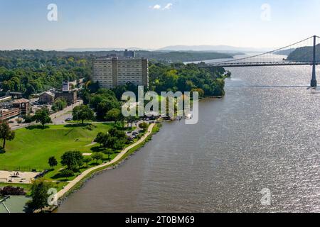 Poughkeepsie, NY - USA - 1. Okt. 2023 Landschaftsansicht des Victor C. Waryas Park, einem Park am Fluss in Poughkeepsie, NY, der entlang des Hudson River gebaut wurde. Stockfoto