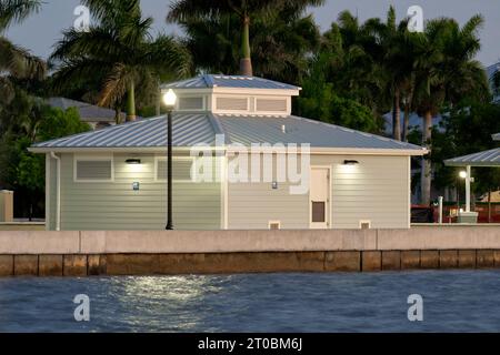 Öffentliche Toiletten am Harborwalk im Gilchrist Park in Punta Gorda, Florida Stockfoto