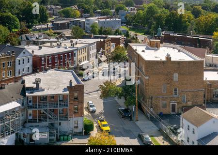 Poughkeepsie, NY - USA - 1. Oktober 2023 Blick vom Walkway über den Hudson des Mount Carmel Historic District oder Poughkeepsie's Little Italy. Stockfoto