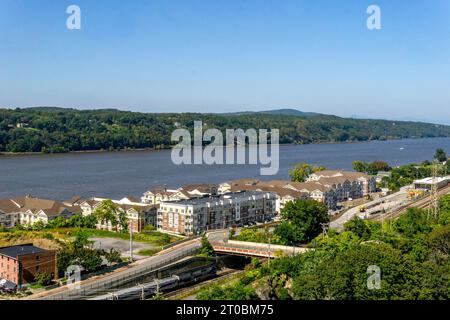 Poughkeepsie, NY - USA - 1. Oktober 2023 Blick auf One Dutchess, eine wunderschöne, luxuriöse Wohnsiedlung, gebaut am Ufer des Hudson River in der h Stockfoto