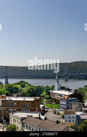 Poughkeepsie, NY - USA - 1. Oktober 2023 Blick auf die Innenstadt von Poughkeepsie mit der Kirche Our Lady of Mt Carmel im Vordergrund mit der Mid-Hudson Bridge spann Stockfoto