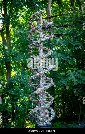 Poughkeepsie, NY - USA - 1. Oktober 2023 vertikale Ansicht von Suprina Troches The DNA Totem, einer Kunstinstallation, die wie ein tatsächliches DNA-Molekül geformt ist Stockfoto