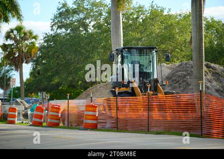 Verengung eines Kunststoffgitterzaunes auf einer Industriebaustelle. Schutzbarriere für die Sicherheit von Fußgängern Stockfoto