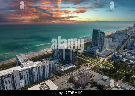 Reiseziel und touristische Infrastruktur im Süden der USA. South Beach Sandfläche mit Touristen, die sich in der heißen Sonne Floridas entspannen. Miami Beach City W Stockfoto