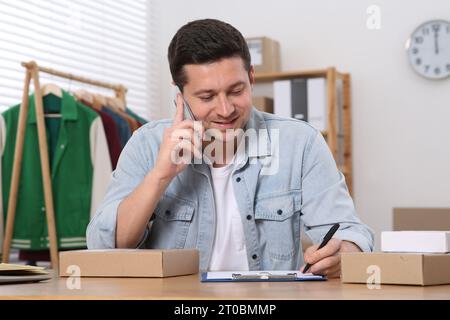 Verkäufer telefoniert während der Arbeit im Büro. Online-Shop Stockfoto