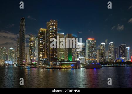 Blick von oben auf die hell erleuchteten Hochhäuser im Stadtteil Miami Brickell in Florida, USA. Amerikanische Megapolis mit Stockfoto