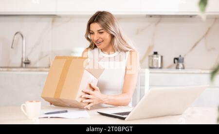 Lieferung wird empfangen Stockfoto