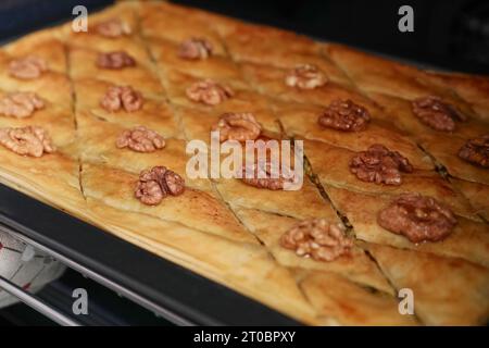 Köstliches Baklava mit Walnüssen in der Backform, Nahaufnahme Stockfoto