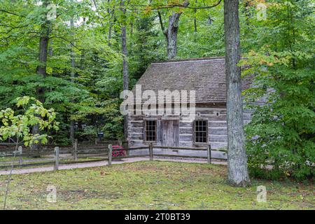 Die alte Hessler Blockhütte wurde in den 1850er Jahren gebaut und befindet sich in der Nähe des Leuchtturms Mission Point am Lake Michigan in der Nähe von Traverse City, Michigan. Stockfoto