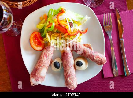 Schinkenbrötchen mit Spargelmayonnaise und Salat Stockfoto